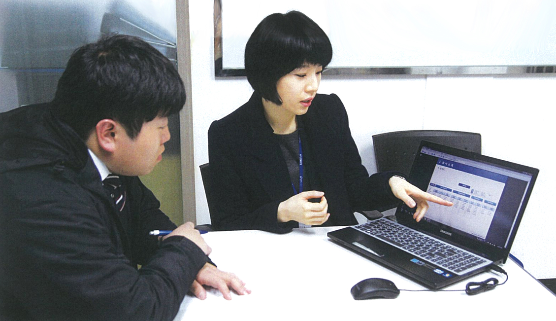 (사진)박팀장과 노트북을 보며 취업 컨설턴트에 대해 상세히 설명을 듣고 있는 김민재군