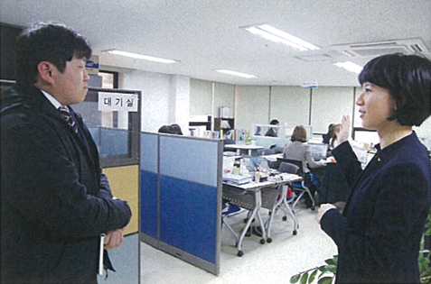 (사진)박팀장과 대화중인 김민재군