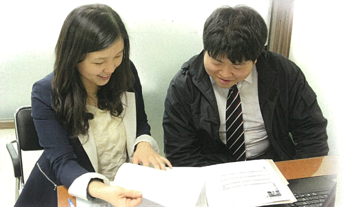 (사진)김민채주임과 대화중인 김민재군