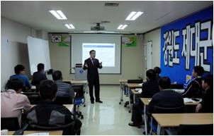 제대군인을 대상으로 사회와 군대의 차이를 인식시키기 위한 강의를 하고 있다.